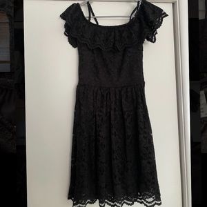 Cute and lace H&M black dress 👗